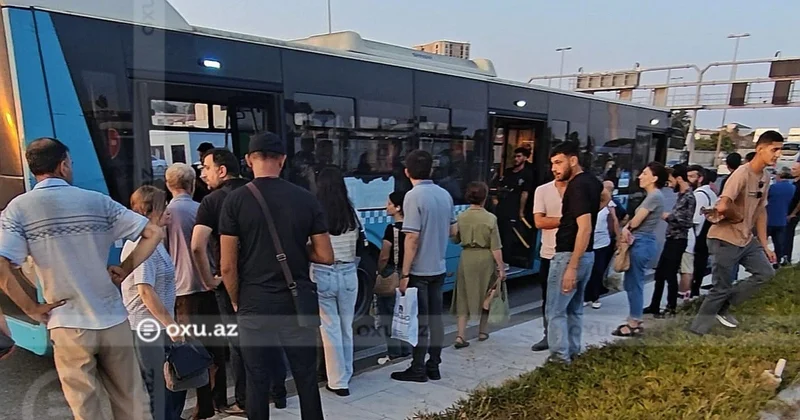 160 nömrəli marşrut avtobusu sərnişinləri boğaza yığıb: Yollarda qalırıq, bu nə zülmdür?