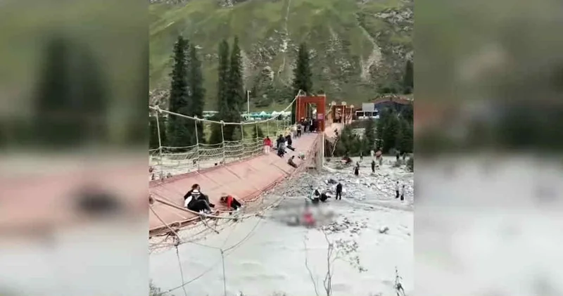 Çində turistlərin olduğu asma körpü uçub: Çoxlu sayda ölən və yaralanan var VİDEO