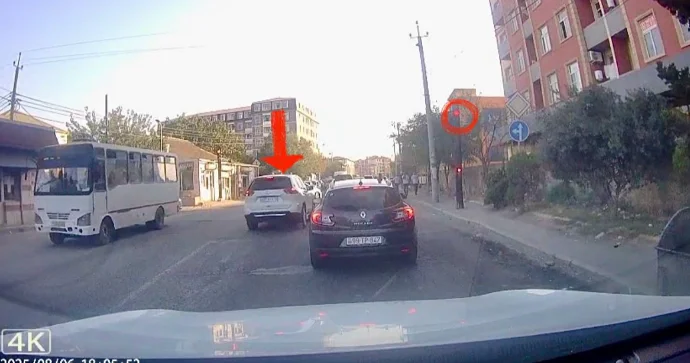 Qırmızıda yolayrıcına daxil olub təhlükə yaradan sürücü 77 AX 419 VİDEO