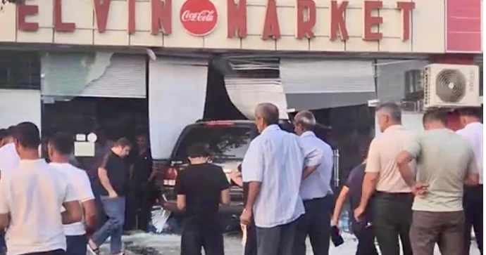 Qəzadan yayınmaq istəyən sürücü “Lexus”u marketə saldı VİDEO