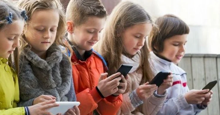 Uşağa ilk telefon neçə yaşında alınmalıdır? Psixoloqdan vacib RƏY