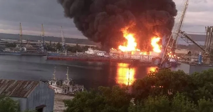 ВМС Украины заявили об уничтожении российских объектов на буровой установке в Черном море
