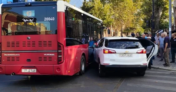 В Гяндже легковушка врезалась в пассажирский автобус