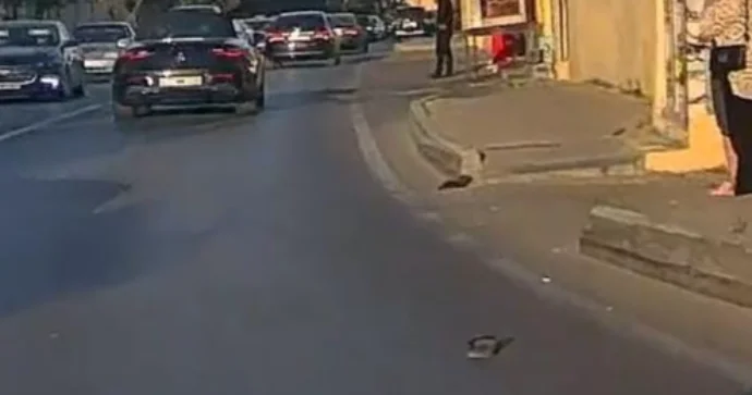 Piyada keçidindən istifadə etməyən piyadanı maşın vurdu VİDEO