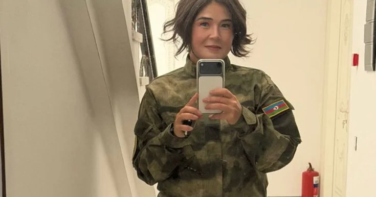Elnarə Xəlilova əsgər geyimində Foto