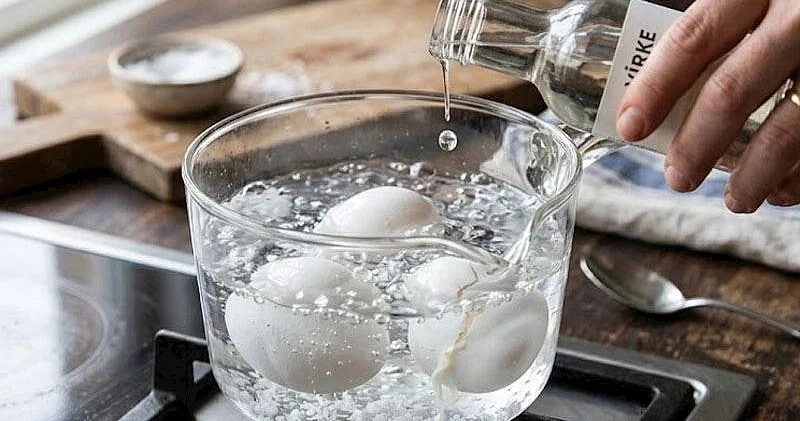 Bişən yumurtaya nə üçün bir damla sirkə əlavə edilir?