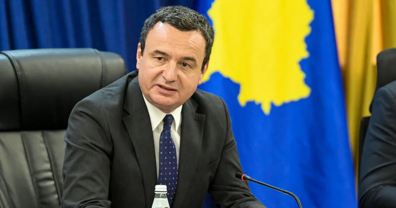 Kosovonun Baş naziri parlamentdə yumurta atəşinə tutuldu