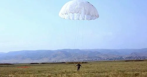 Stadiona paraşütlə enən şəxs reklam lövhəsinə çırpıldı Video