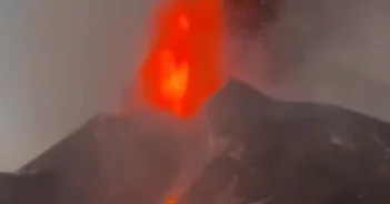 Etna vulkanı yenidən püskürdü Uçuşlar dayandırıldı VİDEO