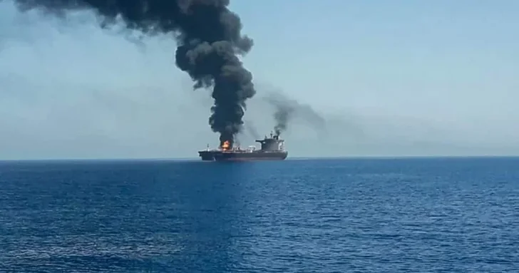 В Ормузском проливе загорелся нефтяной танкер