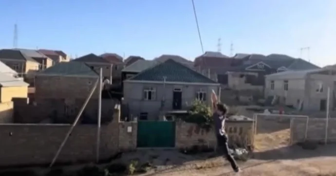 Bakıda yeniyetmə dirəkdən qopan elektrik naqilindən sallaşıb görün nə etdi VİDEO