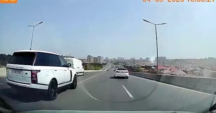 Zolağına yerləşməyən “Land Rover” sürücüsü yol boyu təhlükə saçdı VİDEO
