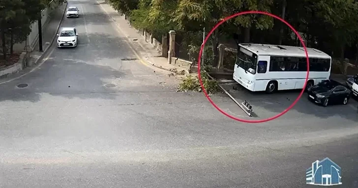 В Баку из за невнимательности водителя повреждён светофор