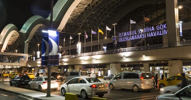 В стамбульском аэропорту пассажиры обокрали Duty Free и попытались улететь в Баку
