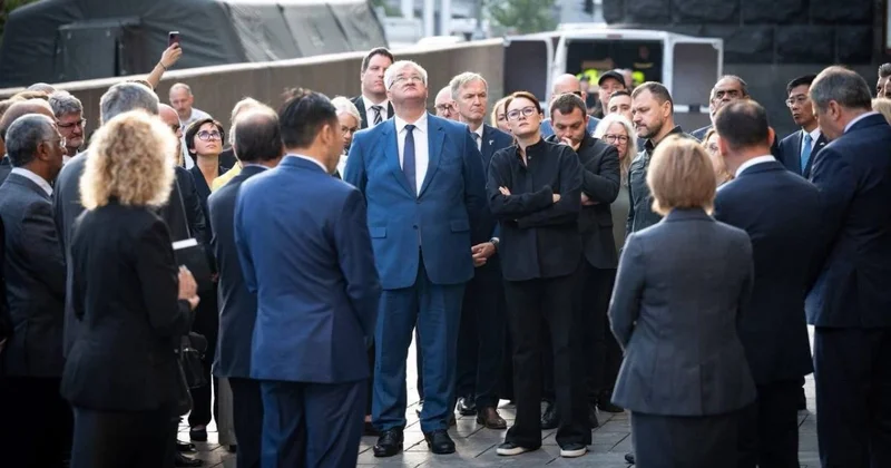 Azərbaycan diplomatları Kiyevdə Rusiyanın vurduğu binalara baxdılar