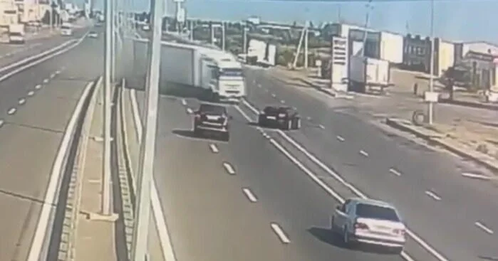 На трассе Баку Газах грузовик врезался в здание ВИДЕО