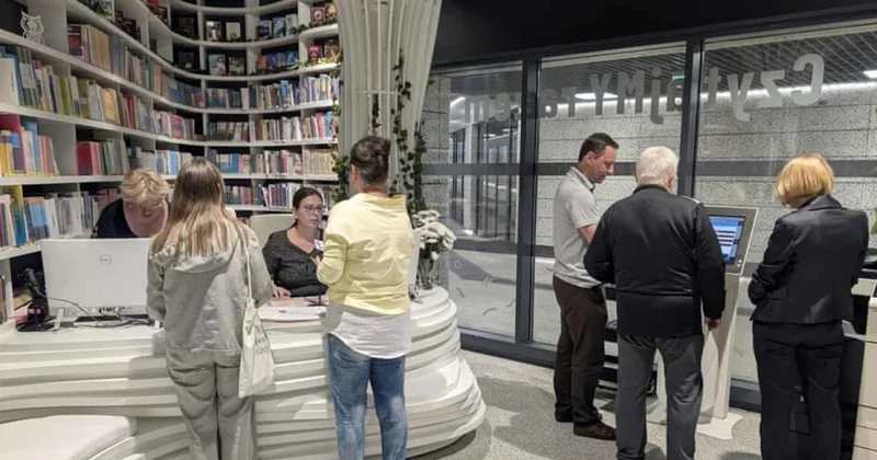 Varşava metrosunda sərnişinləri smartfonlardan yayındırmaq üçün “ekspress kitabxana” açılıb