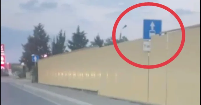 Yol nişanının ortasından hasar çəkib sürücüləri çətin vəziyyətə saldılar VİDEO