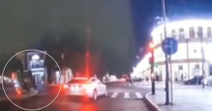 Камеры видеонаблюдения зафиксировали момент опрокидывания автомобиля в Сумгайыте