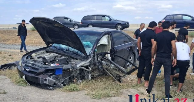 Ucarda minik maşını betona çırpıldı Xəsarət alan var