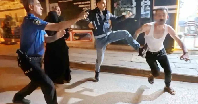 Başqaları ilə dava edən ata və oğlu polislərə bıçaqla hücum etdi; 4 nəfər yaralandı VİDEO