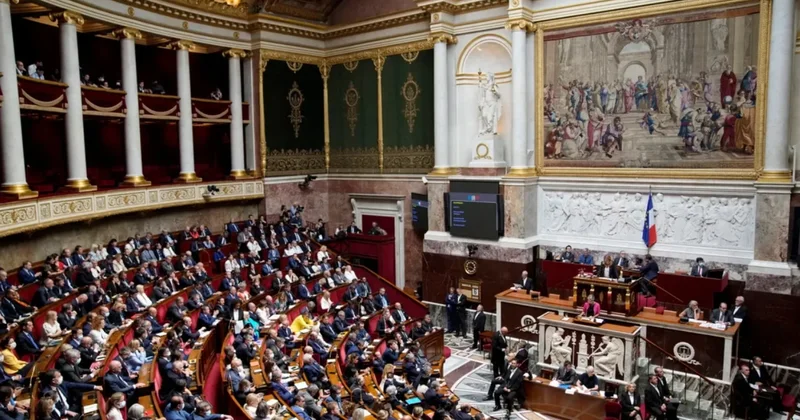 Fransa parlamenti ölkə hökumətinə etimadın əleyhinə səs verib