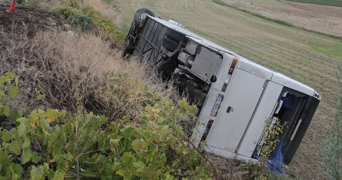 Avtobus aşdı 53 yaralı