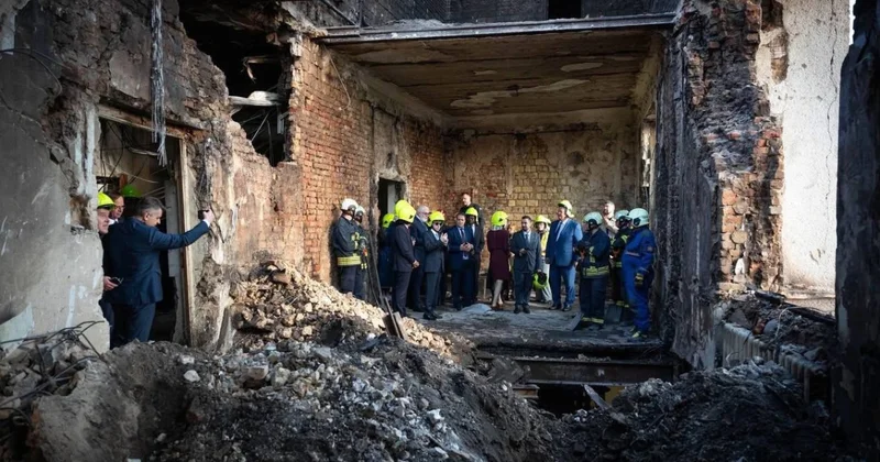 Азербайджанские дипломаты на месте ударов по зданию Кабмина в Киеве фото