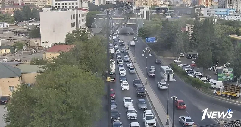 На этих улицах Баку затруднено движение транспорта ФОТО