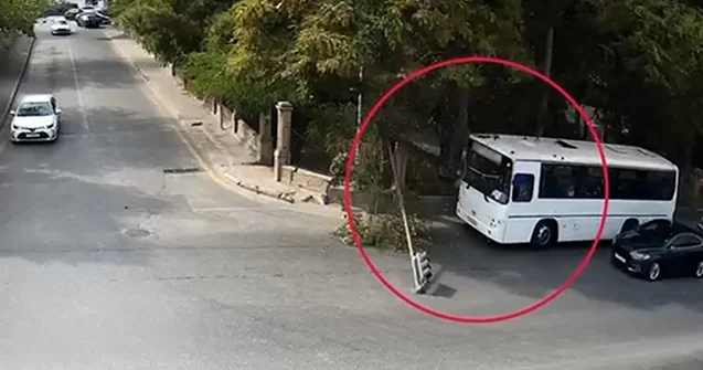 Avtobusu elə sürdü ki, işıqforu kökündən çıxardı Video