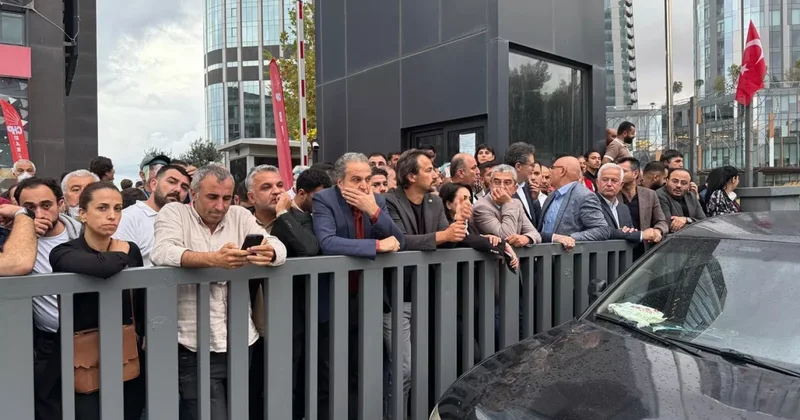 CHP nin binası önündə qarşıdurma Polis barrikada qurdu
