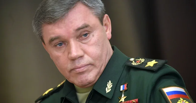 Putin Rusiyanın Baş Qərargah rəisini “İgidliyə görə” ordeni ilə təltif edib