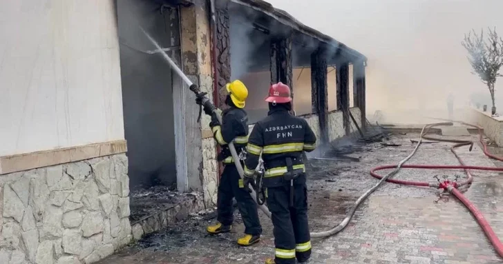 В центре отдыха одного из бакинских поселков произошел пожар