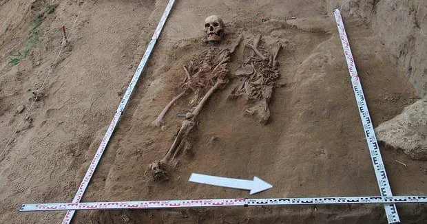 Arxeoloqlar 5 min yaşı olan məzar tapdılar