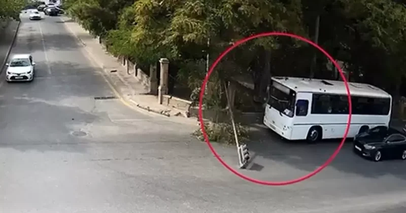 В Баку водитель автобуса по неосторожности сбил светофор.
