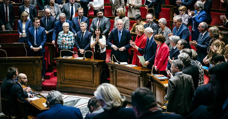 Парламент Франции выразил вотум недоверия правительству страны