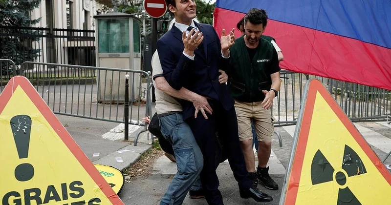 Fransada siyasi fırtına yaxınlaşır: Makronun nüfuzu yerlə yeksan oldu
