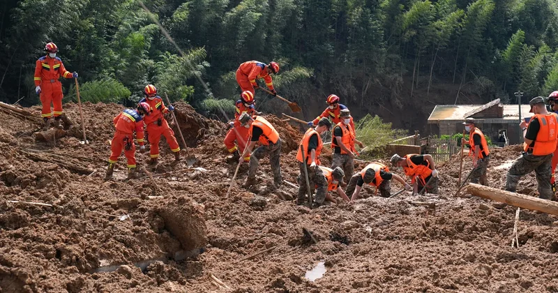Çində təbii fəlakət: Torpaq sürüşməsi və sel nəticəsində ölənlərin sayı artdı