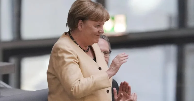 Merkel: “Ürəyim qan ağlayır”