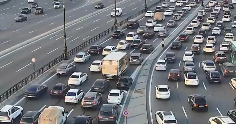 Bakıda yağışlı havada tıxac olan yollar açıqlanıb