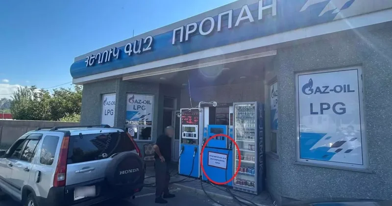 Мы оштрафованы за недолив: плакат позора на ереванской АЗС