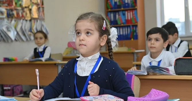 Birinci sinfə qəbul olanların sayı son bir ildə AZALIB RƏSMİ