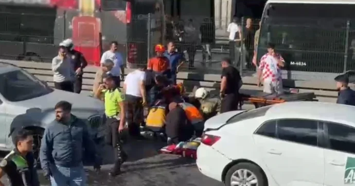 Beylikdüzündə 3 avtomobil toqquşdu: 2 ağır yaralı