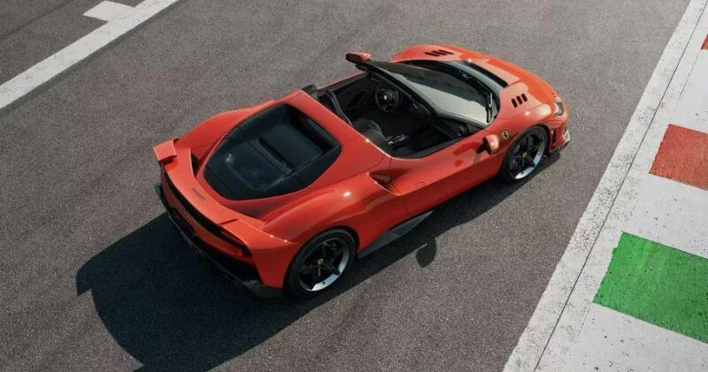 Ferrari запатентовала суперкар с двумя рулями ФОТО