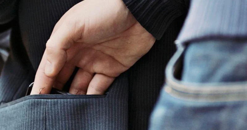 Avtobuslarda sərnişinlərin telefonlarını oğurlayırdı 5 il 3 ay həbs