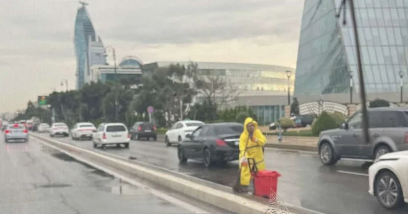 Leysanlı havada küçələri süpürtdürdülər Bakıda bu da oldu FOTO