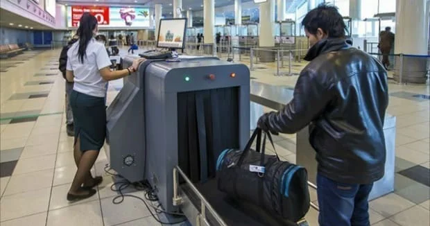 Anasının verdiyi qurban ətini Türkiyəyə aparırdı hava limanında müsadirə edildi