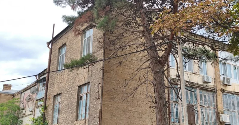 Жилой дом в Сабунчи может рухнуть в любую минуту. Жильцы спят по очереди… Наши проблемы