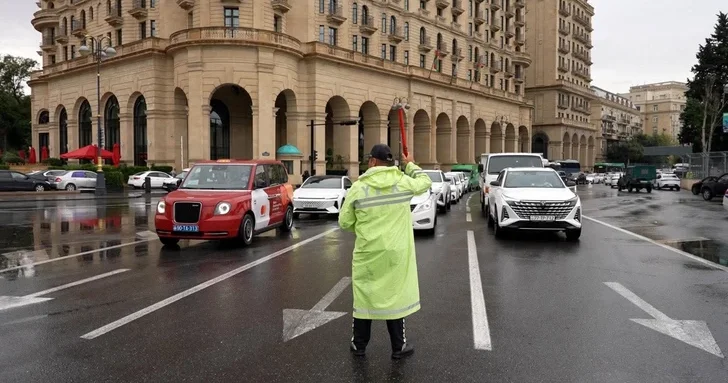 В Азербайджане полиция перешла на усиленный режим службы в связи с дождливой погодой