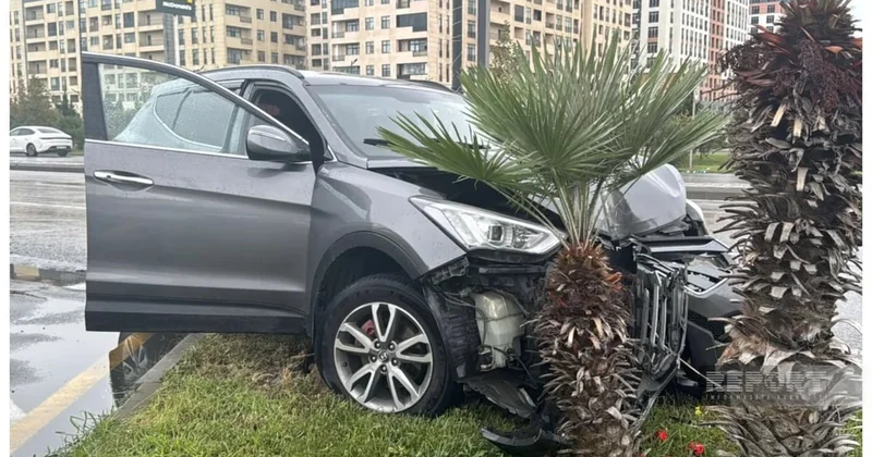 Sumqayıtda avtomobil işıq dirəyini aşırdı FOTO